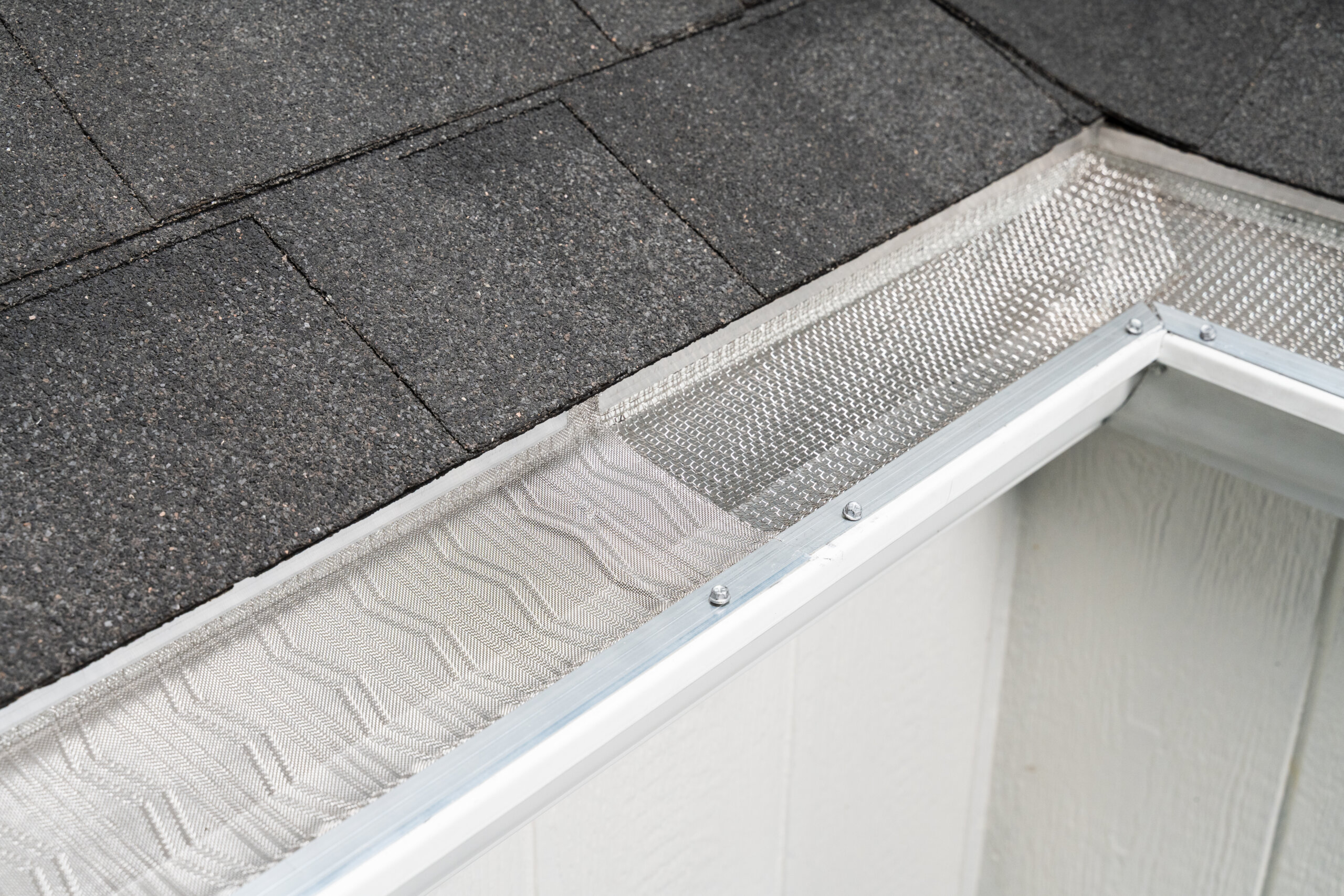 LeafBlaster Pro Z-Bend stainless steel micro-mesh installed at a shingle roof inside miter corner